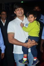 Vivek Oberoi with son at Pro Kabaddi day 3 in NSCI on 20th July 2015 (163)_55adecbeb9710.JPG