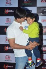 Vivek Oberoi with son at Pro Kabaddi day 3 in NSCI on 20th July 2015 (168)_55adecc24bd19.JPG