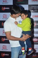 Vivek Oberoi with son at Pro Kabaddi day 3 in NSCI on 20th July 2015 (169)_55adecc2e2a72.JPG