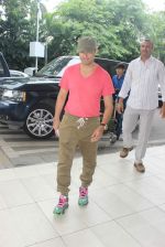 Sonu Nigam snapped at the airport on 31st July 2015 (24)_55bba7e3921c4.JPG