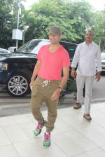 Sonu Nigam snapped at the airport on 31st July 2015 (28)_55bba7eaa7775.JPG
