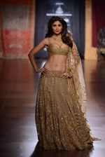 Shilpa Shetty at  India Couture Week on 1st Aug 2015 (33)_55bce2381505a.jpg