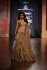 Shilpa Shetty at  India Couture Week on 1st Aug 2015 (34)_55bce23932392.jpg