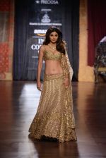 Shilpa Shetty at  India Couture Week on 1st Aug 2015 (37)_55bce23e77b38.jpg