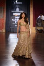 Shilpa Shetty at  India Couture Week on 1st Aug 2015 (38)_55bce240cbdb2.jpg