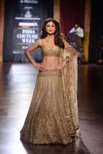 Shilpa Shetty at  India Couture Week on 1st Aug 2015 (42)_55bce247c393b.jpg