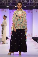 Model at Fashion show, Melange with collections by Payal Singhal on 1st Aug 2015 (167)_55bdfe6357231.JPG