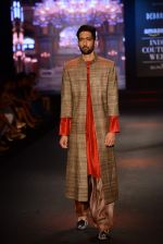 Model walk for Debarun Show at India Couture Week 2015 on 1st Aug 2015  (88)_55be15a20804b.JPG
