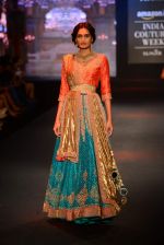 Model walk for Debarun Show at India Couture Week 2015 on 1st Aug 2015  (90)_55be15a4a801d.JPG