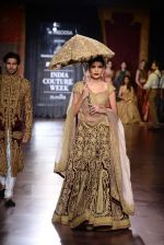 Model walk for Harpreet and Rimple Narula Show at India Couture Week 2015 on 1st Aug 2015  (98)_55be149a95a10.JPG