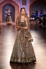 Model walk for Reynu Tandon Show at India Couture Week 2015 on 1st Aug 2015 (10)_55be13f3196de.JPG