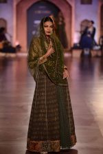 Model walk for Reynu Tandon Show at India Couture Week 2015 on 1st Aug 2015 (4)_55be13e8eeb63.JPG
