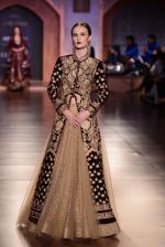 Model walk for Reynu Tandon Show at India Couture Week 2015 on 1st Aug 2015 (40)_55be1430d2660.JPG