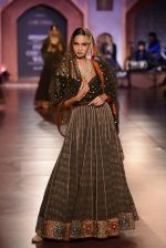 Model walk for Reynu Tandon Show at India Couture Week 2015 on 1st Aug 2015 (6)_55be13eccd1e2.JPG