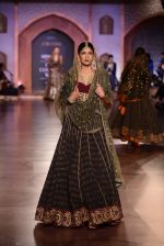 Model walk for Reynu Tandon Show at India Couture Week 2015 on 1st Aug 2015 (8)_55be13efb734c.JPG