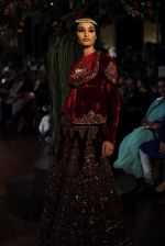 Model walk for Rohit Bal Show at India Couture Week 2015 on 1st Aug 2015  (103)_55be1482c0b08.JPG