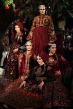 Model walk for Rohit Bal Show at India Couture Week 2015 on 1st Aug 2015  (109)_55be148a98230.JPG
