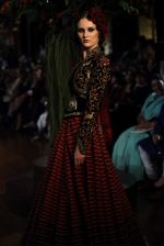 Model walk for Rohit Bal Show at India Couture Week 2015 on 1st Aug 2015  (78)_55be145e61b7d.JPG