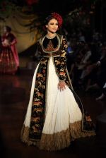 Model walk for Rohit Bal Show at India Couture Week 2015 on 1st Aug 2015  (90)_55be1470ede1f.JPG