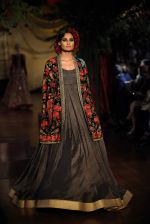 Model walk for Rohit Bal Show at India Couture Week 2015 on 1st Aug 2015  (96)_55be147937001.JPG