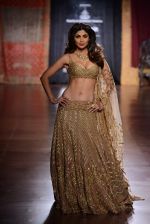 Shilpa Shetty walk for Harpreet and Rimple Narula Show at India Couture Week 2015 on 1st Aug 2015  (10)_55be153498d0f.JPG