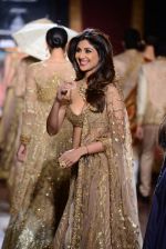 Shilpa Shetty walk for Harpreet and Rimple Narula Show at India Couture Week 2015 on 1st Aug 2015  (32)_55be154cb0519.JPG