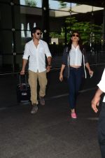 Jacqueline Fernandez, Varun Dhawan snapped at airport in Mumbai on 2nd Aug 2015 (15)_55bf1724a62c3.JPG