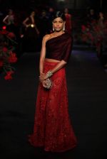 Model walks for manish malhotra at icw day 5 grand finale on 2nd Aug 2015 (11)_55bf19bc98463.JPG