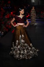 Model walks for manish malhotra at icw day 5 grand finale on 2nd Aug 2015 (40)_55bf19d4927d2.JPG