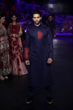 Model walks for manish malhotra at icw day 5 grand finale on 2nd Aug 2015 (76)_55bf19f43b16a.JPG