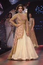 Dia Mirza walk the ramp for IIJW 2015 Day 3 on 5th Aug 2015 (178)_55c3200f84178.JPG