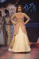 Dia Mirza walk the ramp for IIJW 2015 Day 3 on 5th Aug 2015 (180)_55c3201235c89.JPG