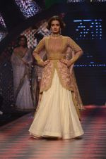 Dia Mirza walk the ramp for IIJW 2015 Day 3 on 5th Aug 2015 (181)_55c320135a73f.JPG