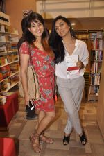 Shweta Salve, Narayani Shastri at Namrata Purohit_s The Lazy Girl_s Guide to Being Fit book Launch in crossword Kemps Corner on 5th Aug 2015 (58)_55c31cfc11885.JPG