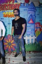 Ashmit Patel at Sara Khan Birthday Party in Mumbai on 6th Aug 2015 (4)_55c453f611243.jpg