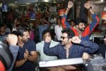 John Abraham, Anil Kapoor at Welcome Back Promotion at Fever 104 fm on 6th Aug 2015 (11)_55c4542060012.jpg
