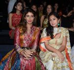 Rinke Khanna, Shweta nanda at Abu Jani Sandeep Khosla unveiled their latest collection- VARANASI at the opening of BMW India Bridal Fashion Week on 7th Aug 2015 (36)_55c5d6d10f896.JPG