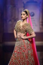 Sonam Kapoor walks for abu jani sandeep khosla show in delhi on 7th Aug 2015 (81)_55c5d359775a9.jpg