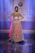 Sonam Kapoor walks for abu jani sandeep khosla show in delhi on 7th Aug 2015 (91)_55c5d371f1ea7.jpg