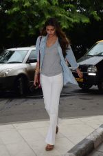 Athiya Shetty snapped at domestic airport on 8th Aug 2015 (20)_55c73f37581ed.JPG
