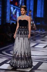 Model walk for Shane Falguni show at India Bridal Week on 8th Aug 2015 (24)_55c73e0930d51.jpg