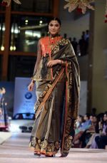 Model walk the ramp for Ashima Leena Show at India Bridal Week on 8th Aug 2015 (4)_55c73d9b0154f.jpg