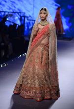 Model walks for Tarun Tahiliani Show at India Bridal Week on 8th Aug 2015 (8)_55c73f7fed13d.jpg