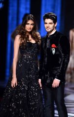 Sooraj Pancholi and Athiya Shetty walk for Shane Falguni show at India Bridal Week on 8th Aug 2015 (36)_55c73dd6f3365.jpg