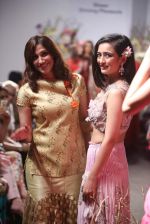 Akshara Haasan walk the ramp for Rina Dhaka at India Bridal Week on 9th Aug 2015 (12)_55c856a5582f4.jpg