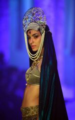 Model walk the ramp for JJ Valaya show at India Bridal week on 9th Aug 2015 (13)_55c8551e1a8e7.jpg