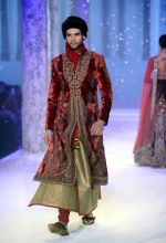 Model walk the ramp for JJ Valaya show at India Bridal week on 9th Aug 2015 (9)_55c85518a172e.jpg