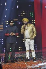 Daler mehndi, Mika Singh at Voice of India - Independence day special shoot in R K Studios on 10th Aug 2015 (38)_55c9a60080779.JPG