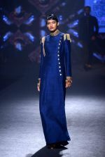 Model walk the ramp for Shantanu Nikhil at India Bridal Week Day 4 on 9th Aug 2015 (16)_55c9a3b4a6628.jpg