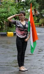 Urvashi Rautela salutes Indian Flag on Independence Day on 15th Aug 2015 (25)_55d17b2536f01.JPG